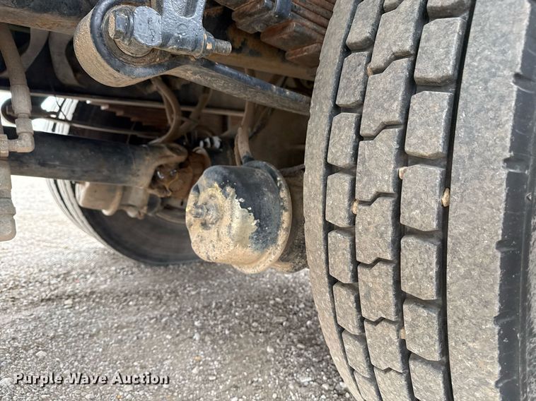 image for item EG5710 2013 International 7400 fuel / lube truck