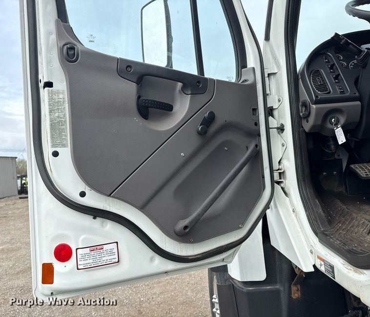 image for item EG5711 2013 Freightliner 114SD crane truck