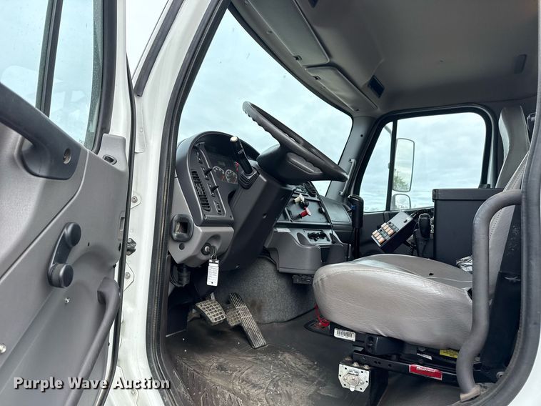 image for item EG5711 2013 Freightliner 114SD crane truck