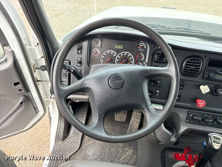 image for item EG5711 2013 Freightliner 114SD crane truck