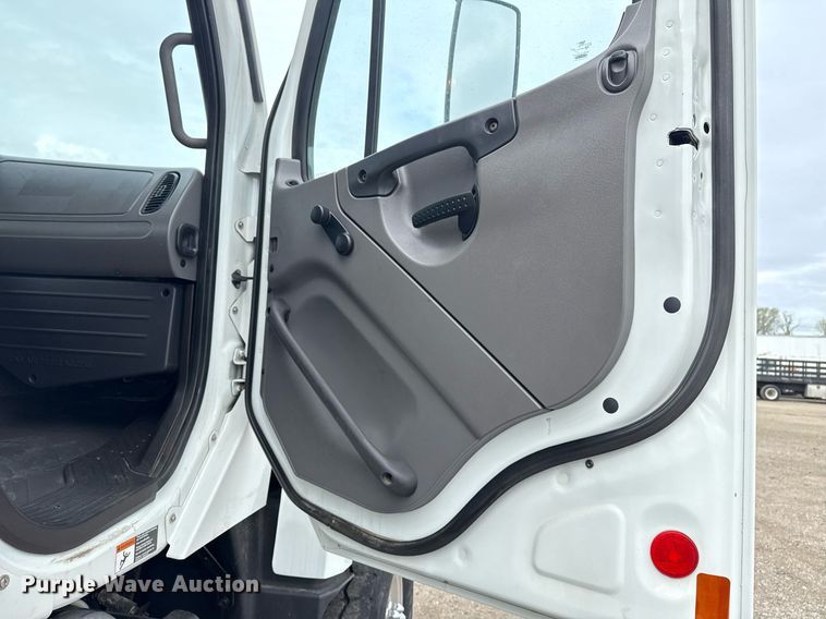 image for item EG5711 2013 Freightliner 114SD crane truck