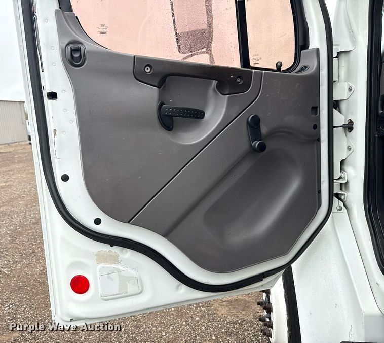 image for item EG5718 2007 Freightliner Business Class M2 utility / service truck