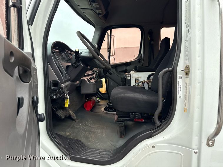 image for item EG5718 2007 Freightliner Business Class M2 utility / service truck