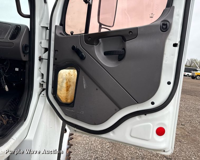 image for item EG5718 2007 Freightliner Business Class M2 utility / service truck