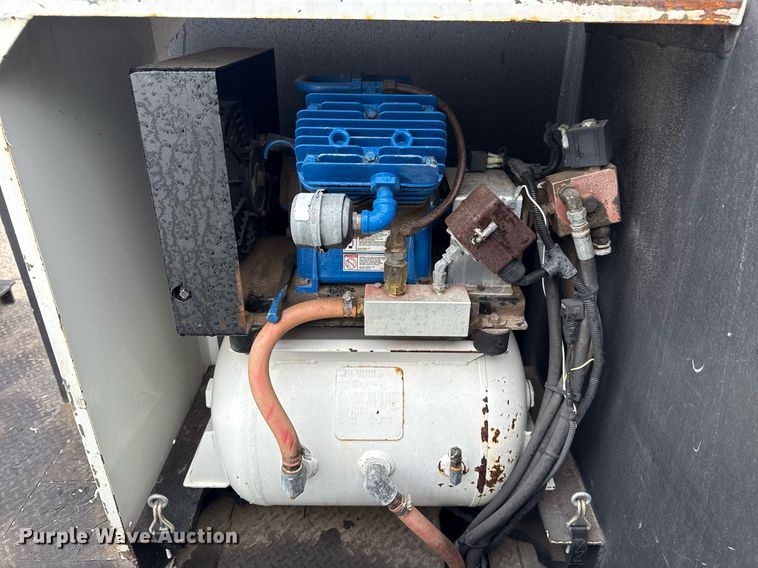 image for item EG5720 2010 International 4300 utility / service truck