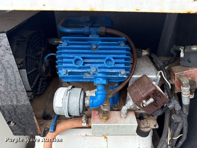 image for item EG5720 2010 International 4300 utility / service truck