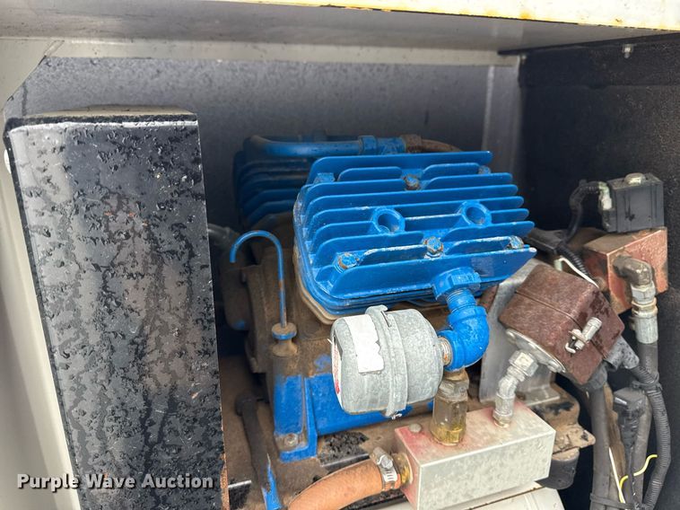 image for item EG5720 2010 International 4300 utility / service truck