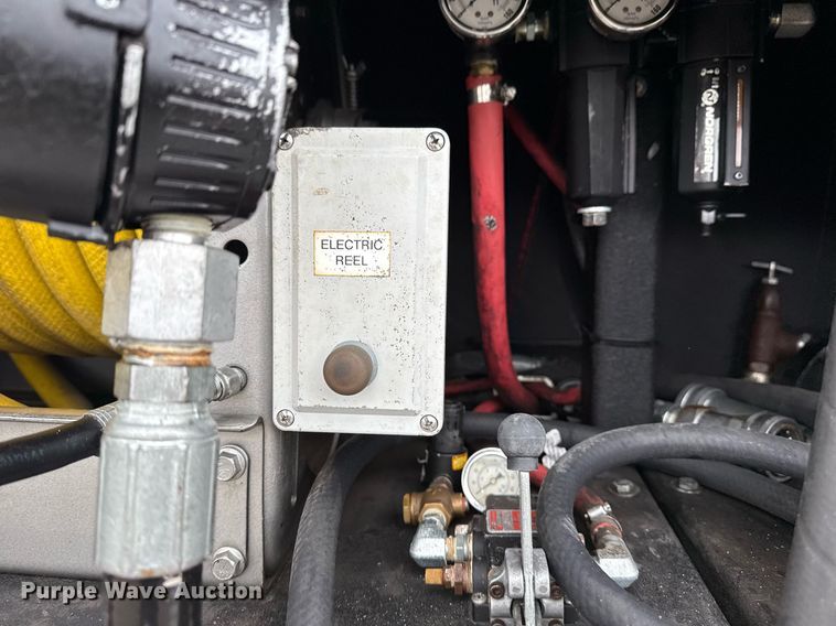 image for item EG5720 2010 International 4300 utility / service truck