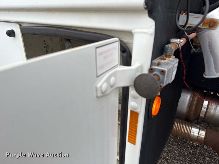 image for item EG5720 2010 International 4300 utility / service truck