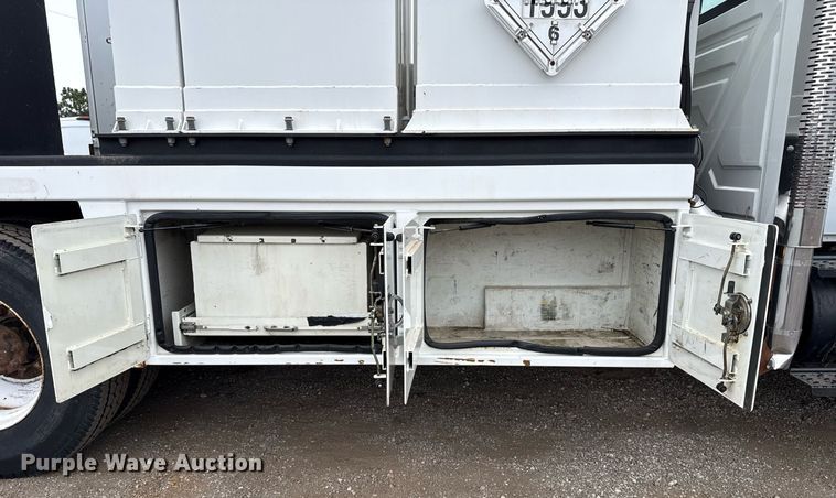 image for item EG5720 2010 International 4300 utility / service truck