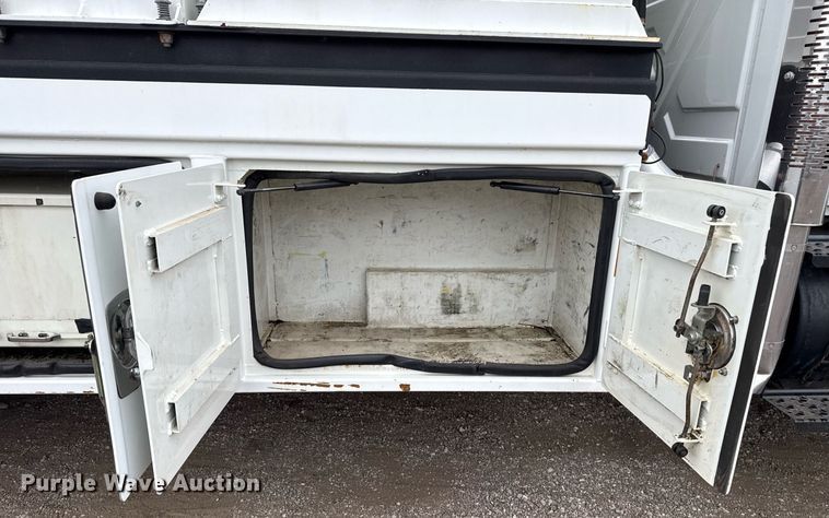 image for item EG5720 2010 International 4300 utility / service truck