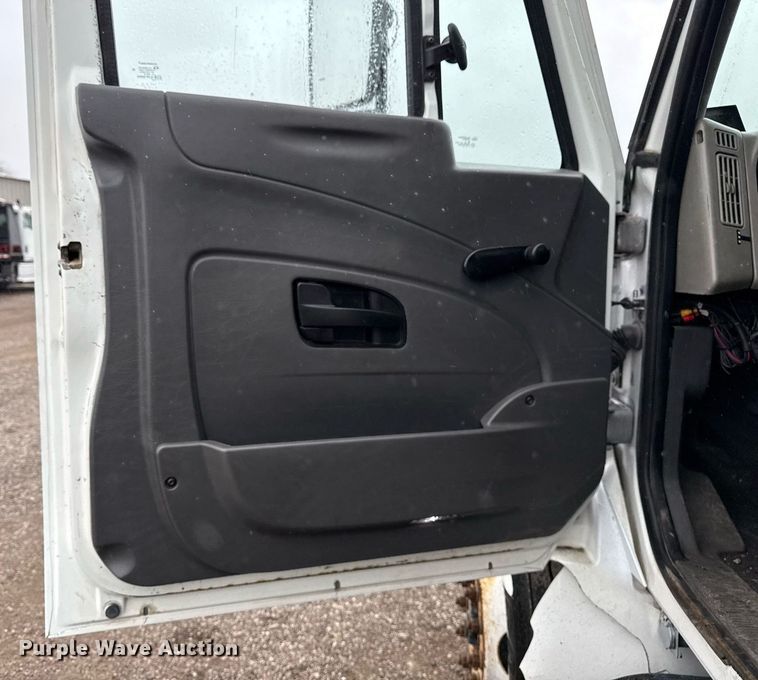 image for item EG5720 2010 International 4300 utility / service truck