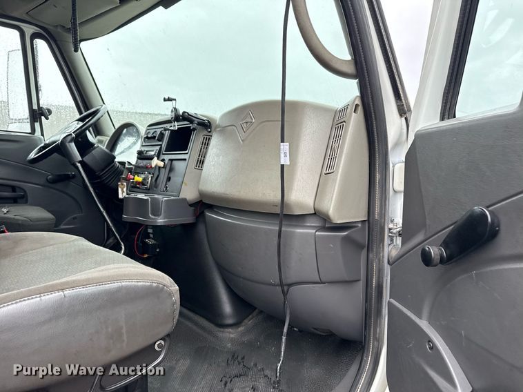 image for item EG5720 2010 International 4300 utility / service truck