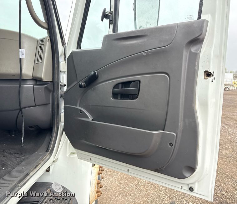 image for item EG5720 2010 International 4300 utility / service truck