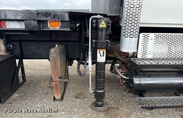 image for item EG5722 2014 International 7500 crane truck