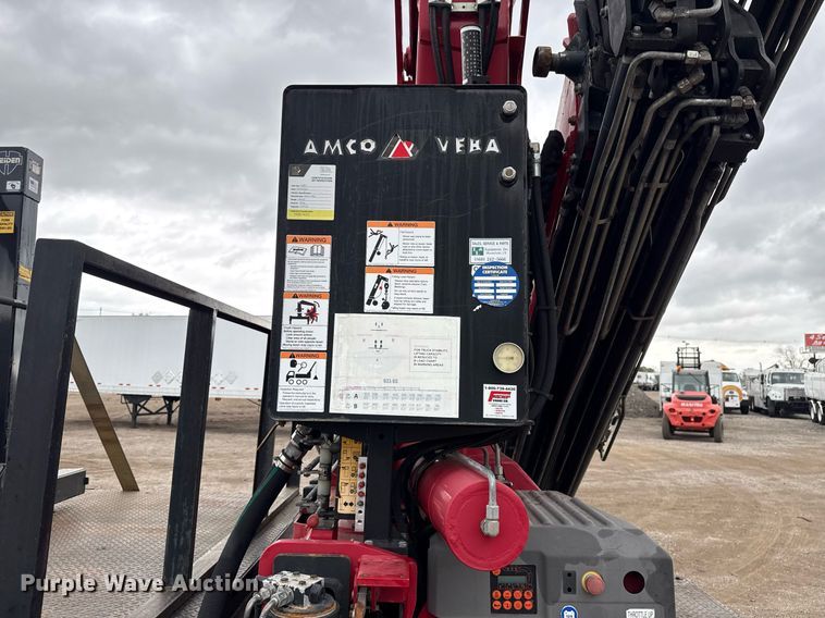 image for item EG5722 2014 International 7500 crane truck