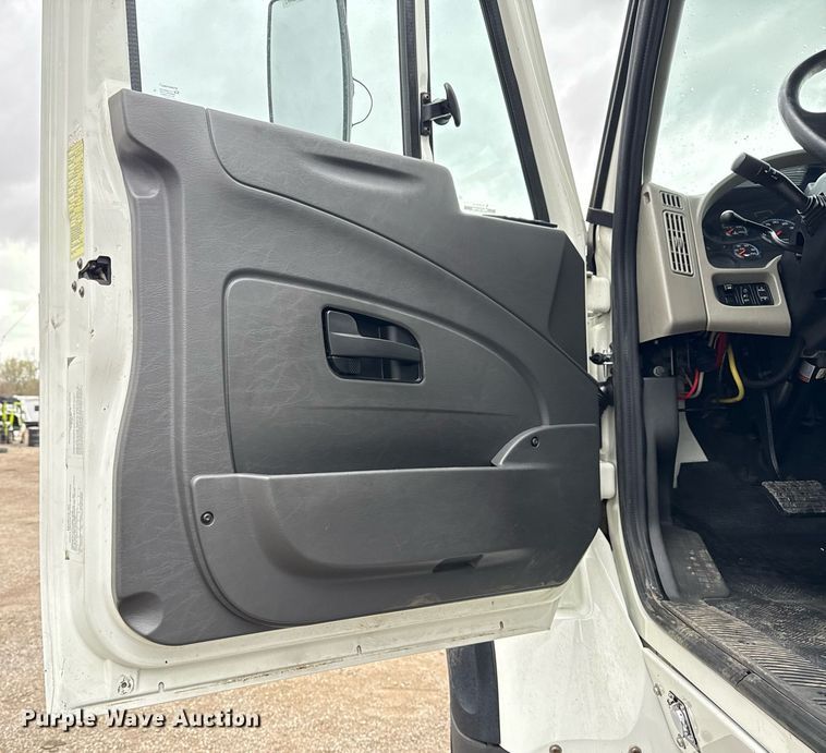 image for item EG5722 2014 International 7500 crane truck