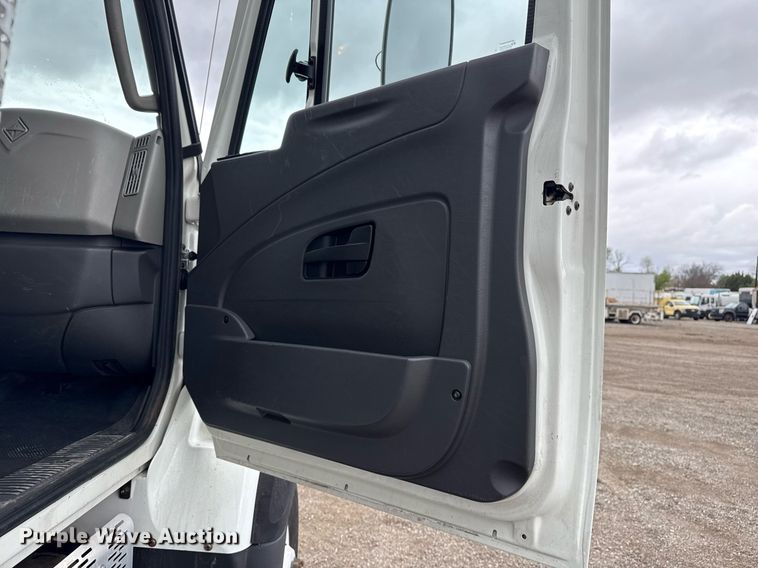 image for item EG5722 2014 International 7500 crane truck