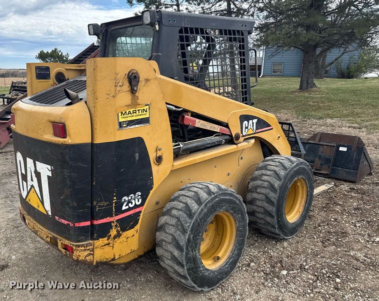 image for item EG6211 2002 Caterpillar 236 skid steer loader