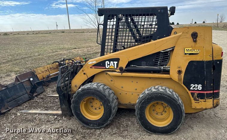 image for item EG6211 2002 Caterpillar 236 skid steer loader