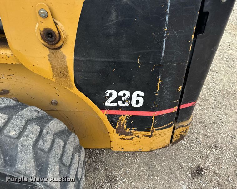 image for item EG6211 2002 Caterpillar 236 skid steer loader
