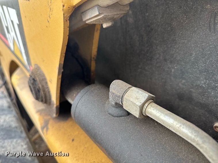 image for item EG6211 2002 Caterpillar 236 skid steer loader