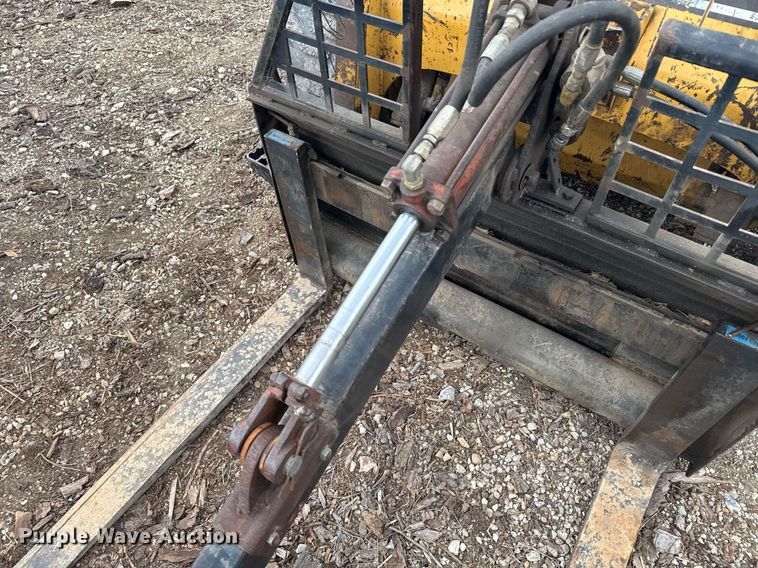 image for item EG6211 2002 Caterpillar 236 skid steer loader