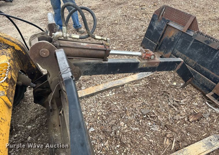 image for item EG6211 2002 Caterpillar 236 skid steer loader