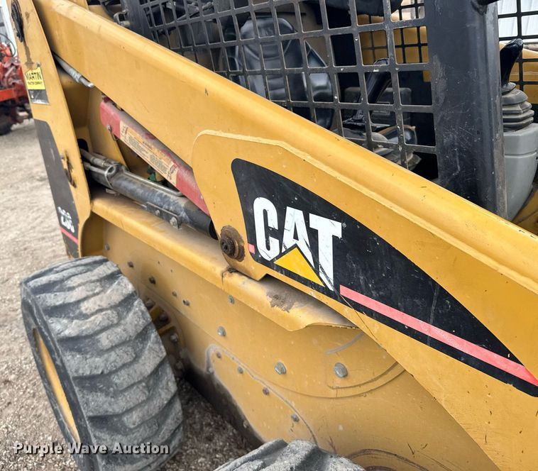 image for item EG6211 2002 Caterpillar 236 skid steer loader