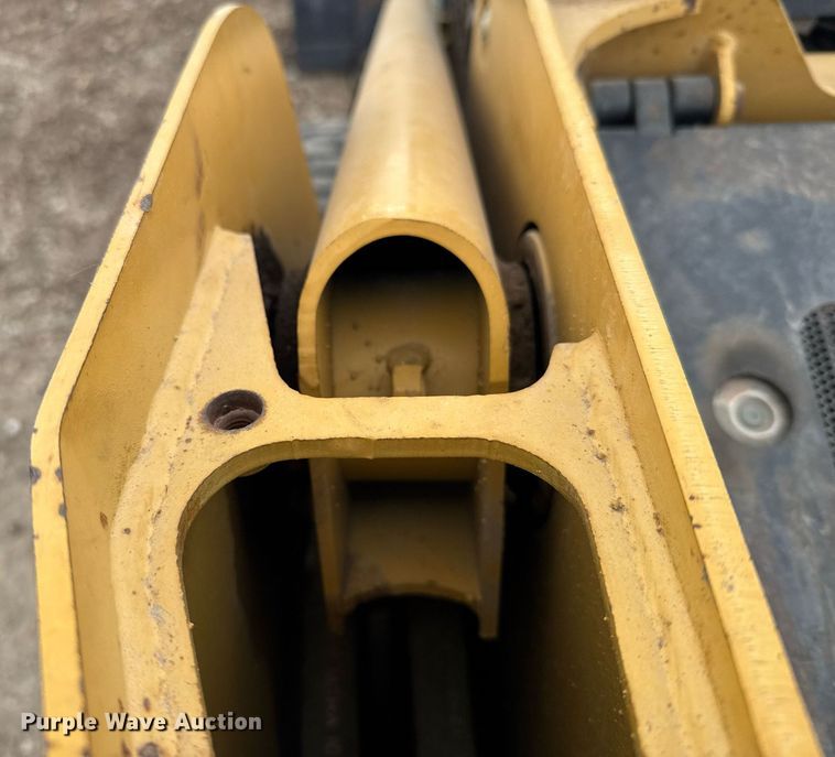 image for item EG6211 2002 Caterpillar 236 skid steer loader