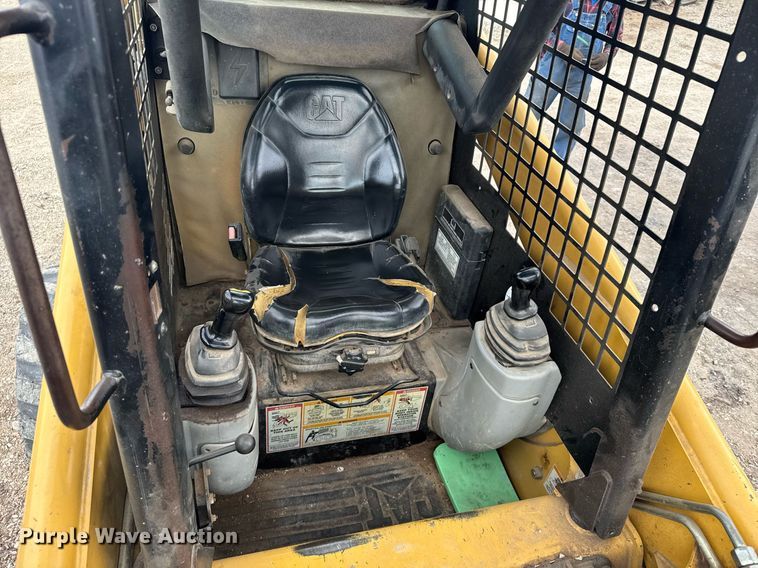 image for item EG6211 2002 Caterpillar 236 skid steer loader