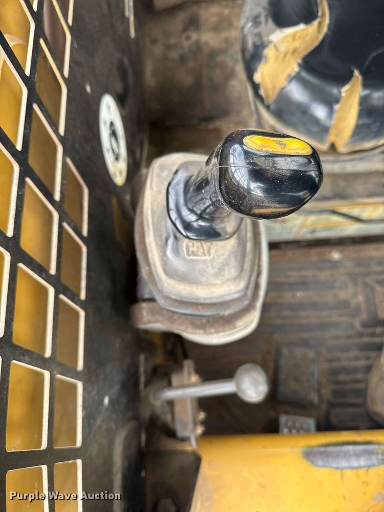 image for item EG6211 2002 Caterpillar 236 skid steer loader