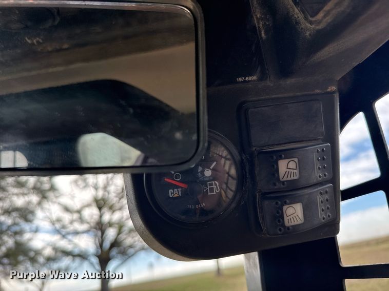 image for item EG6211 2002 Caterpillar 236 skid steer loader