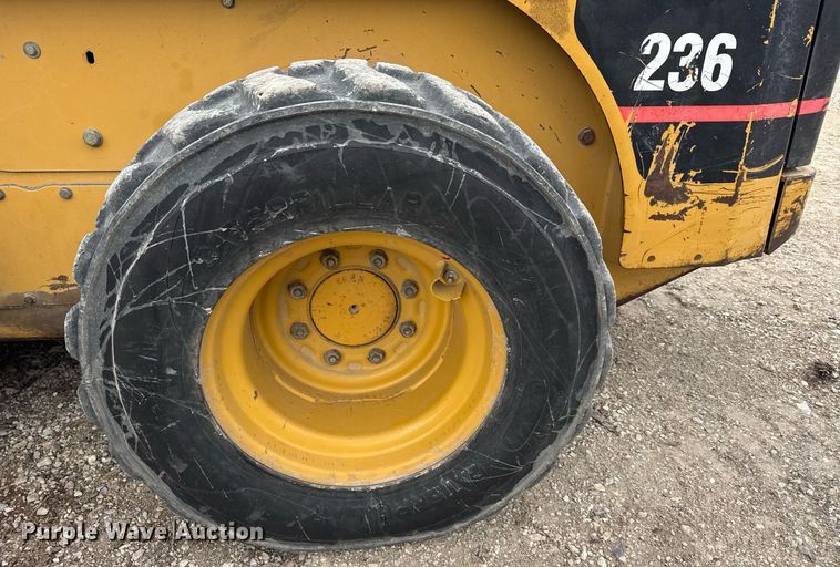 image for item EG6211 2002 Caterpillar 236 skid steer loader