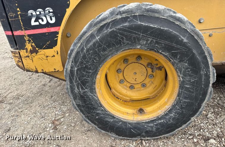 image for item EG6211 2002 Caterpillar 236 skid steer loader