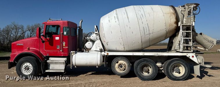 image for item EG6319 2001 Kenworth T800 ready mix truck