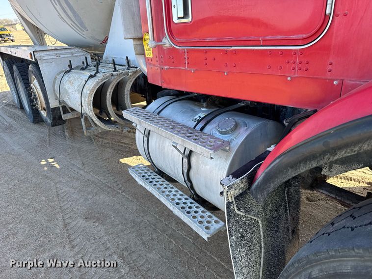 image for item EG6319 2001 Kenworth T800 ready mix truck