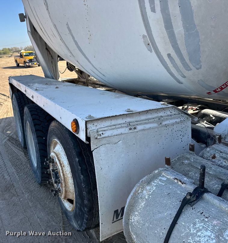 image for item EG6319 2001 Kenworth T800 ready mix truck