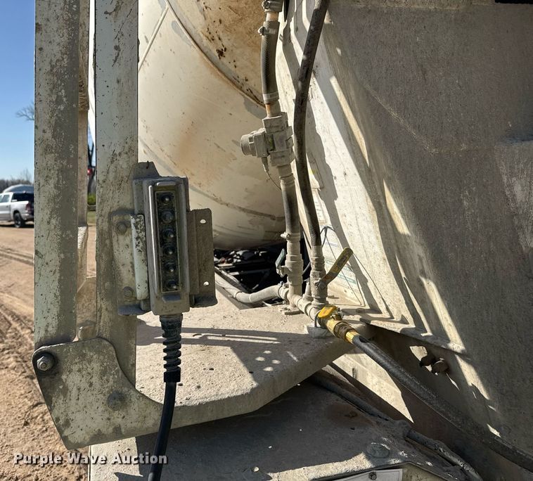 image for item EG6319 2001 Kenworth T800 ready mix truck