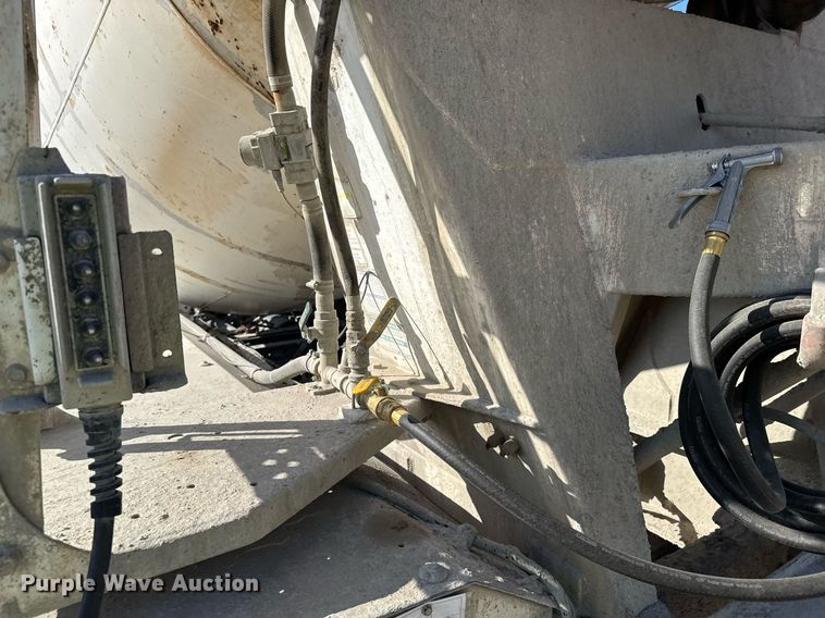 image for item EG6319 2001 Kenworth T800 ready mix truck