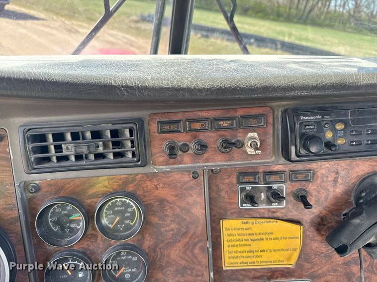 image for item EG6319 2001 Kenworth T800 ready mix truck