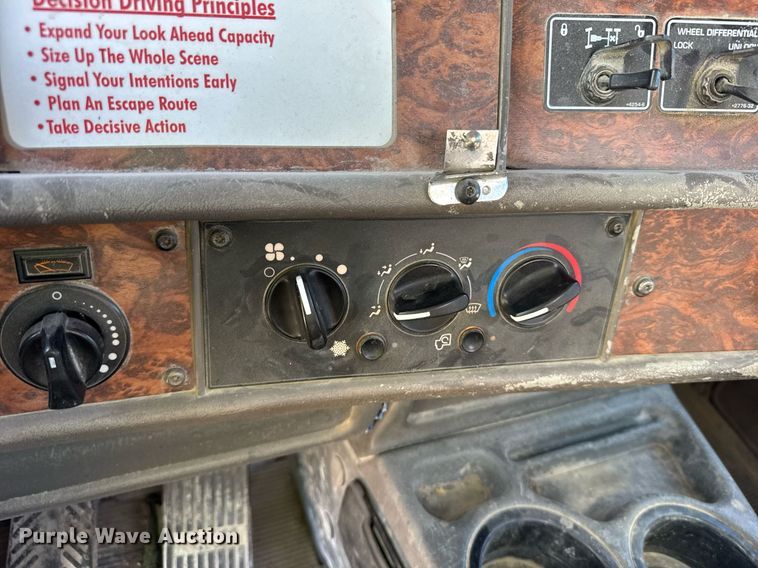 image for item EG6319 2001 Kenworth T800 ready mix truck