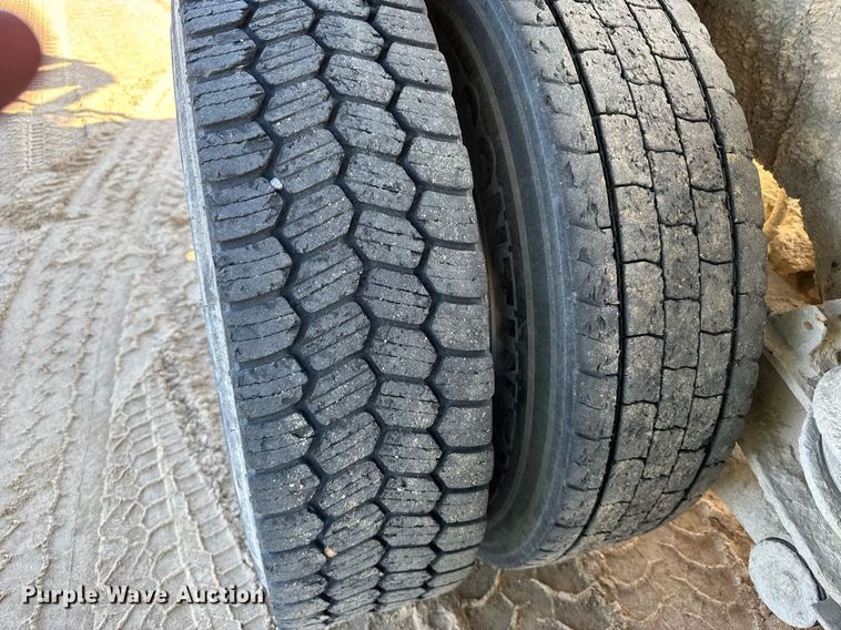 image for item EG6319 2001 Kenworth T800 ready mix truck