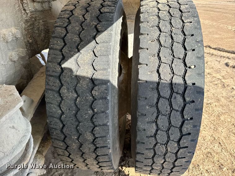 image for item EG6319 2001 Kenworth T800 ready mix truck