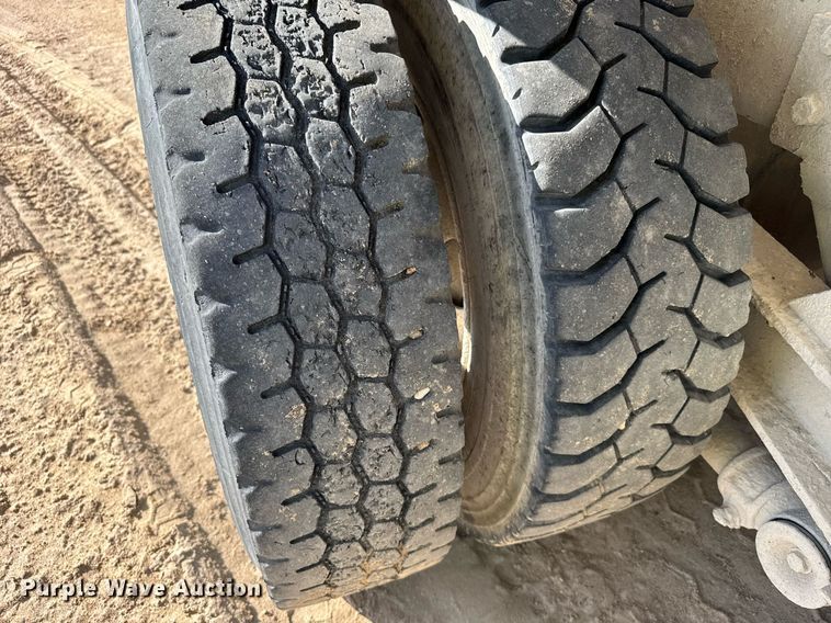 image for item EG6319 2001 Kenworth T800 ready mix truck