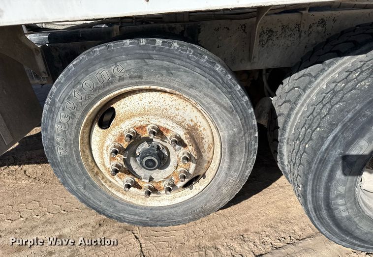 image for item EG6319 2001 Kenworth T800 ready mix truck