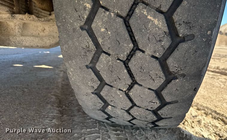 image for item EG6319 2001 Kenworth T800 ready mix truck