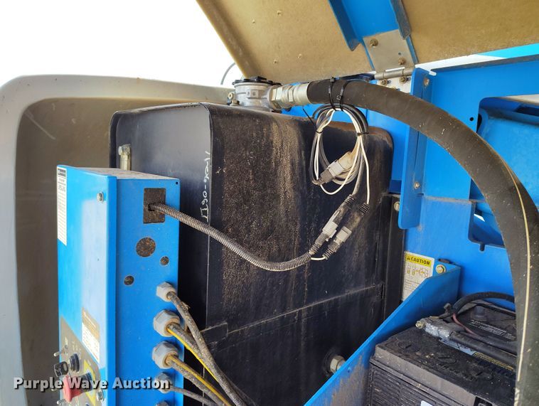 image for item EH0222 2007 Genie S-60  boom lift