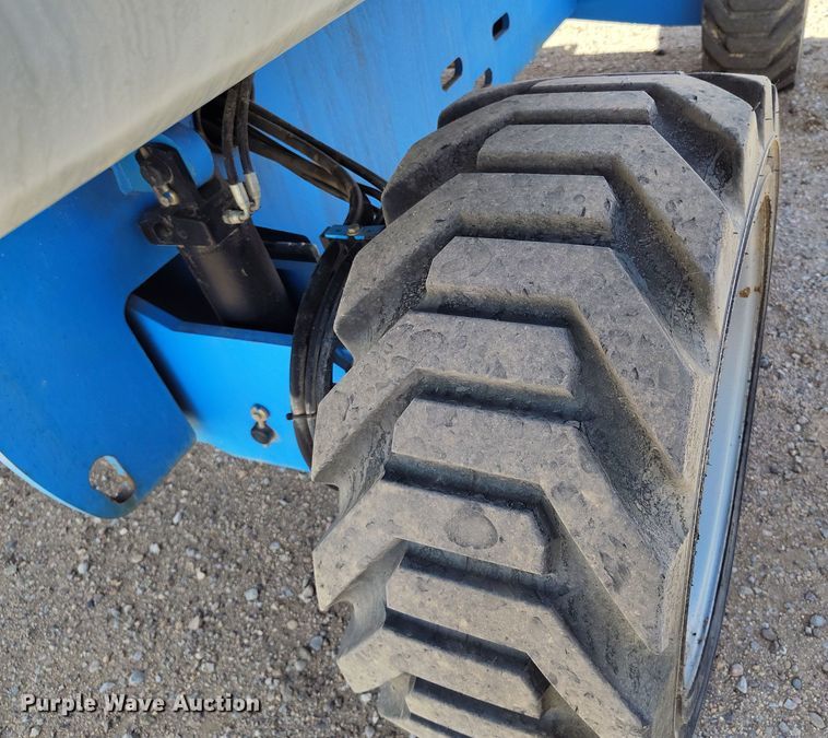 image for item EH0222 2007 Genie S-60  boom lift