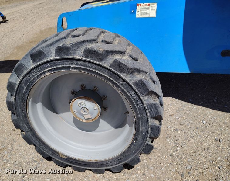 image for item EH0222 2007 Genie S-60  boom lift